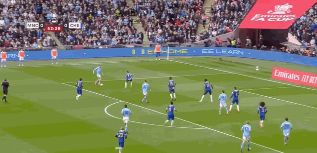 1713646703736016586.gif 福登被扑.gif